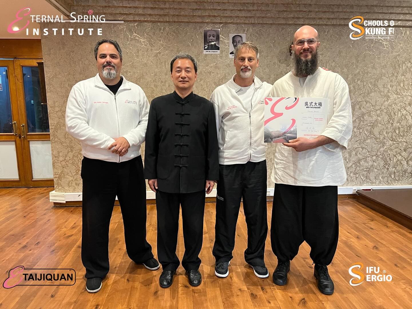 Remise d'un certificat d'instructeur de Wu Taijiquan, sous les portraits des grands maîtres de la lignée