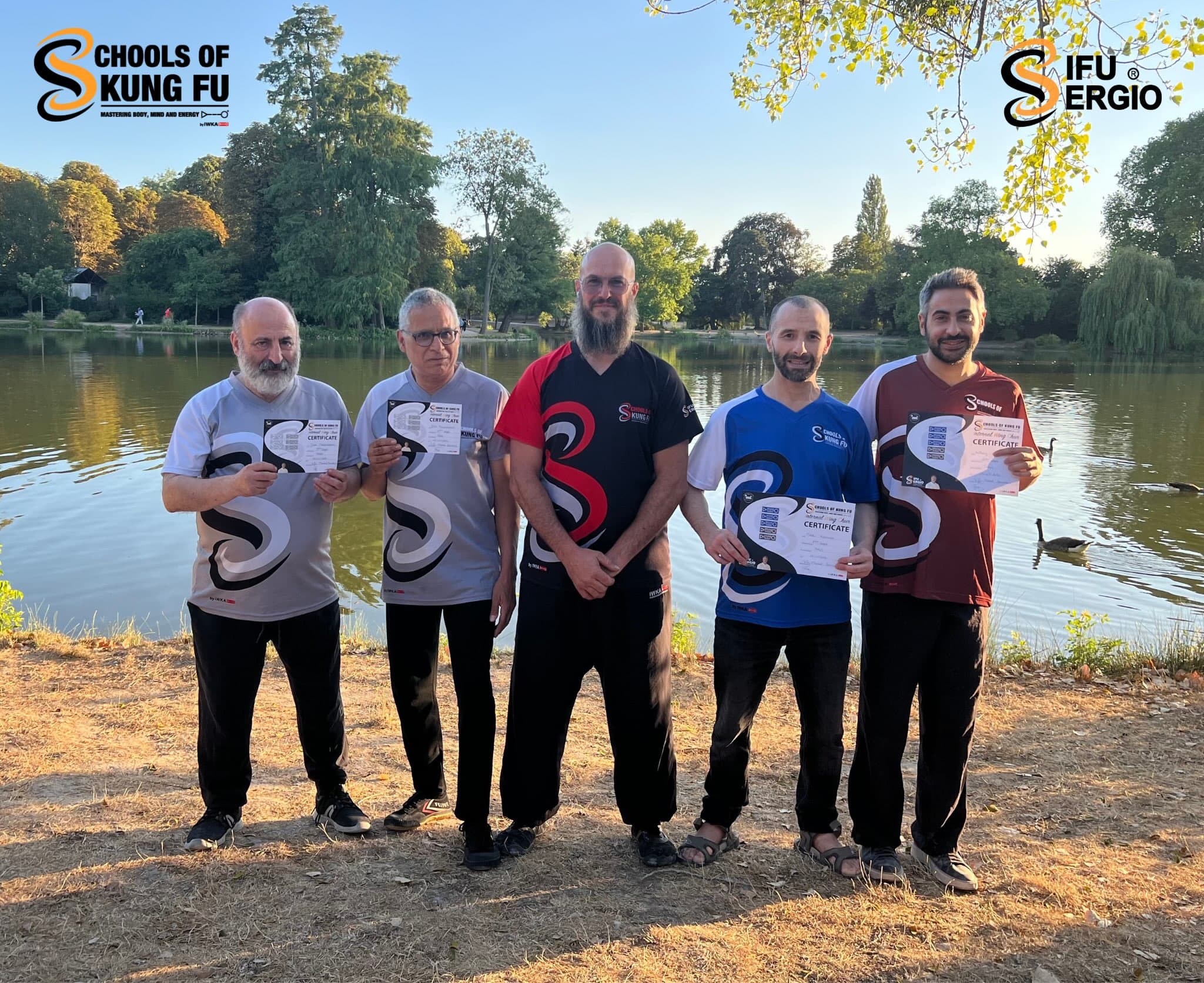Les élèves de l'école, certificats en main, au bord du lac après une remise de niveaux