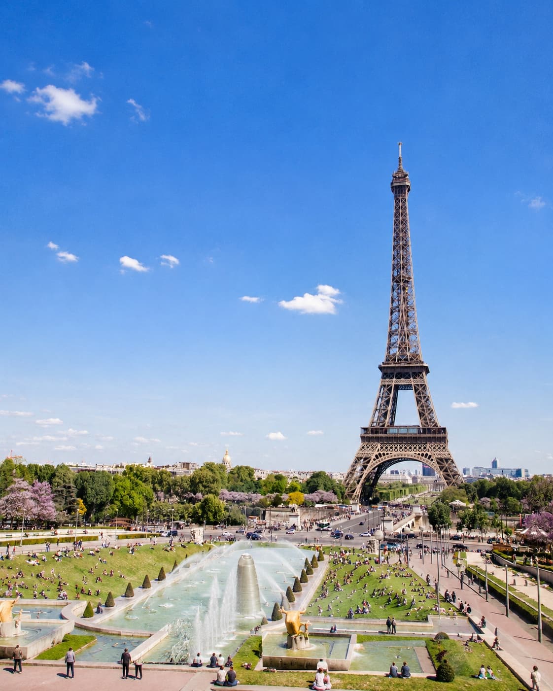 La tour Eiffel et les jardins du Trocadéro, un jour de printemps